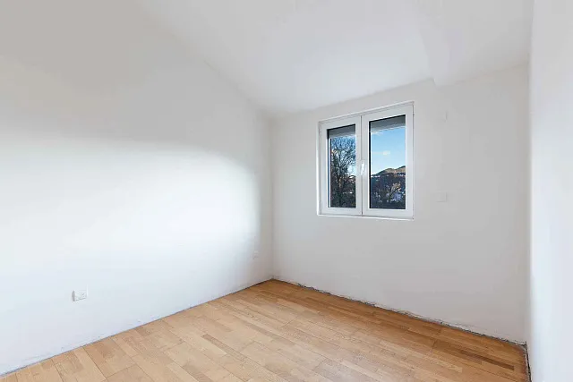 Spacious three-bedroom apartment in a six-apartment building, near Jaz beach — photo 9